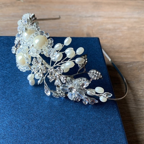 {Sweet & V} bridal headpiece - Picture 2 of 6